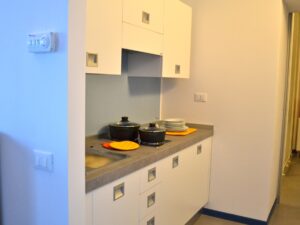 villa-elisa-cucina-minialloggio-protetto-centro-menotti-bassani-lago-maggiore