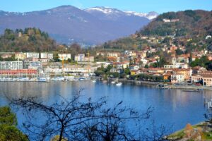 vista-panoramica-del-golfo-di-Laveno-dalle-finestre-di-Villa-Elisa-mini-alloggi-protetti-centro-menotti-bassani