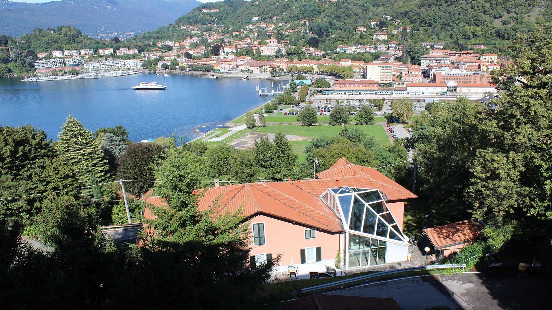 centro-menotti-bassani-slider-mini-alloggi-protetti-vista-panoramica-lago-maggiore